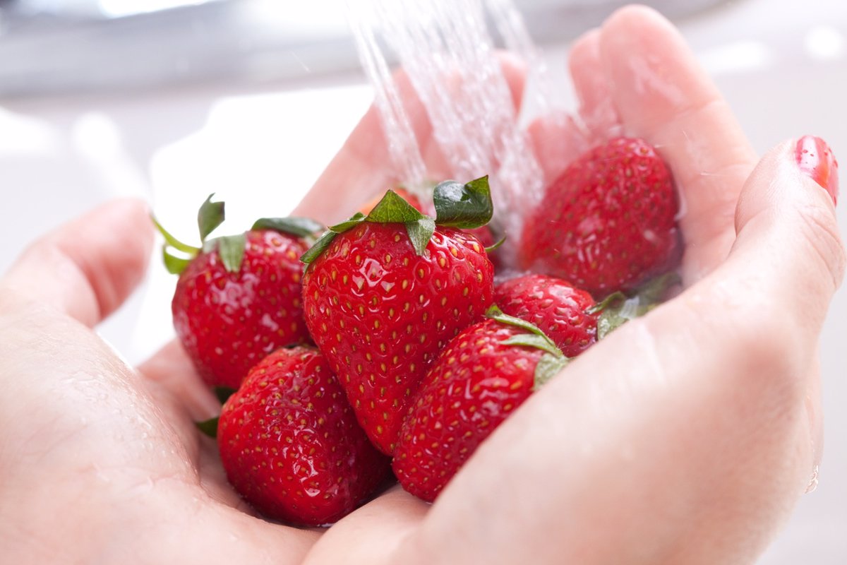 ¿Fresas y Hepatitis A? Cómo limpiar adecuadamente frutas y verduras para prevenir intoxicaciones