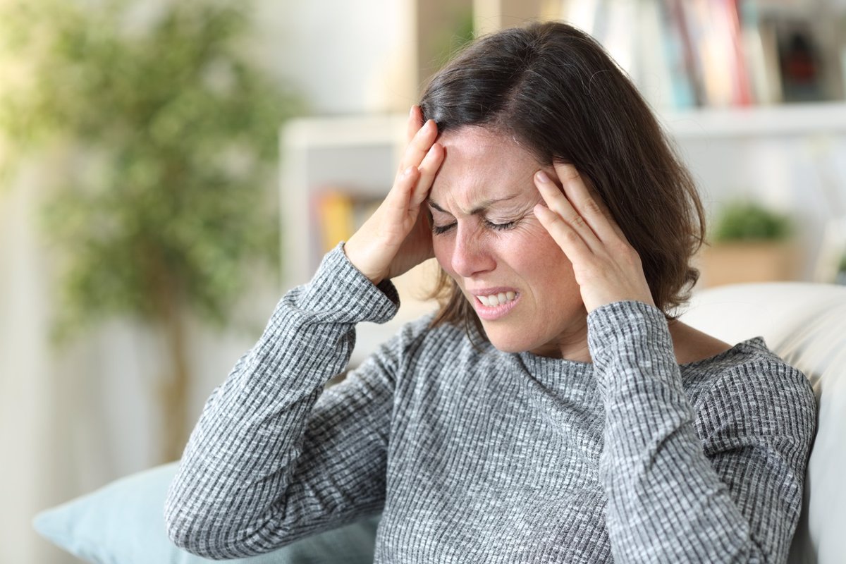 ¿Puede la mala salud bucal provocar dolor corporal y migrañas? Un estudio sugiere una posible conexión en mujeres.