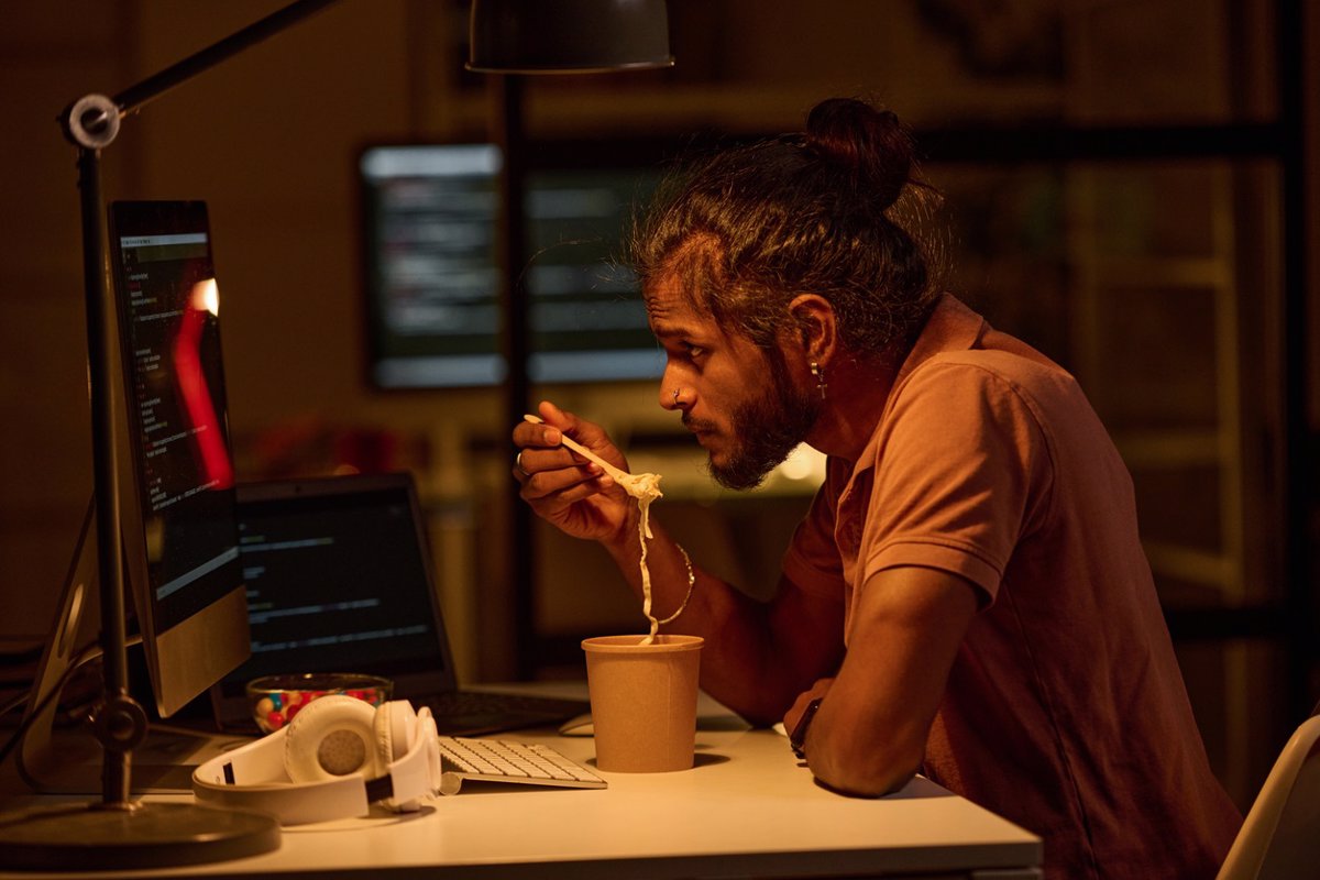 ¿Trabajas en turnos nocturnos? Descubre el mejor horario para tus comidas.