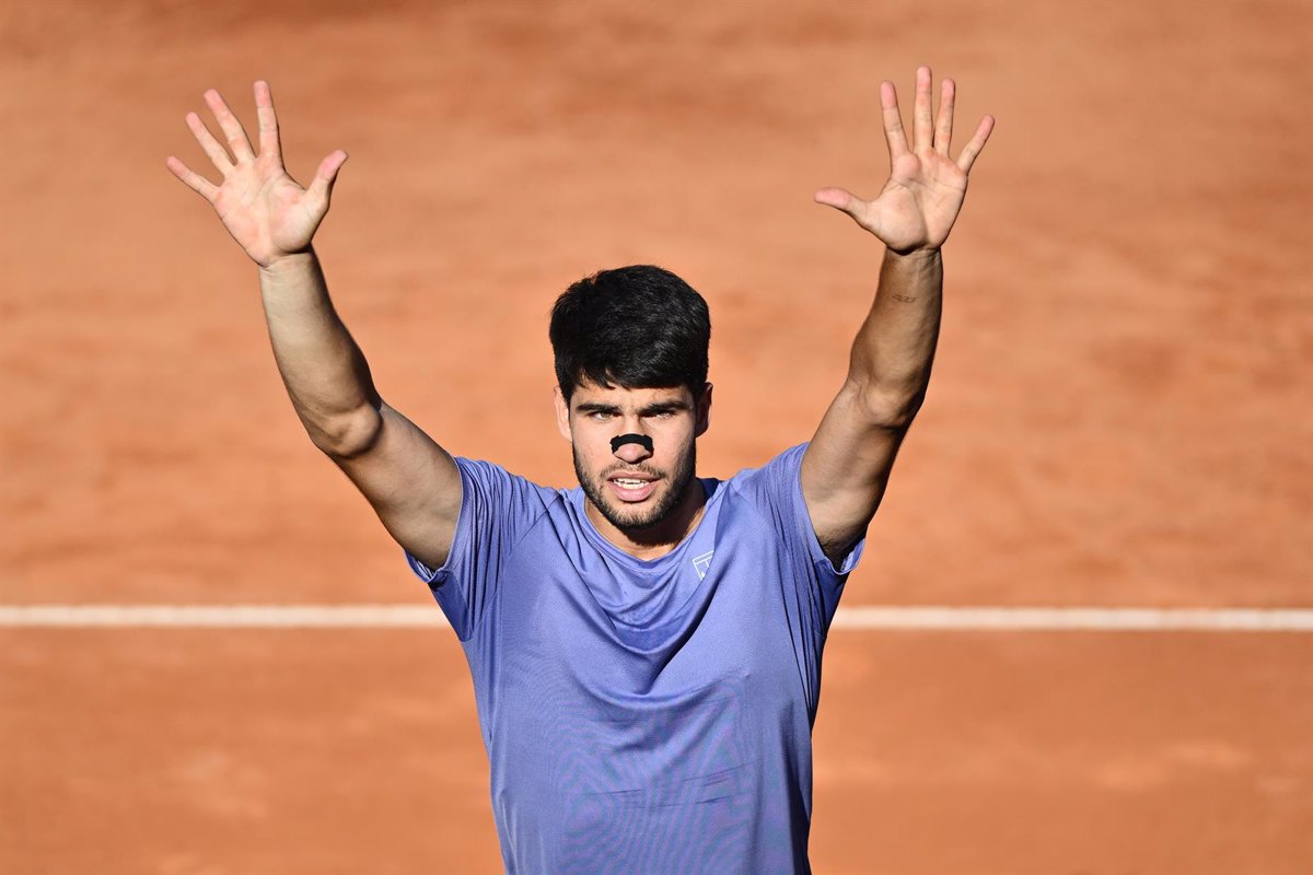Alcaraz intentará seguir los pasos de Nadal en Roland Garros.