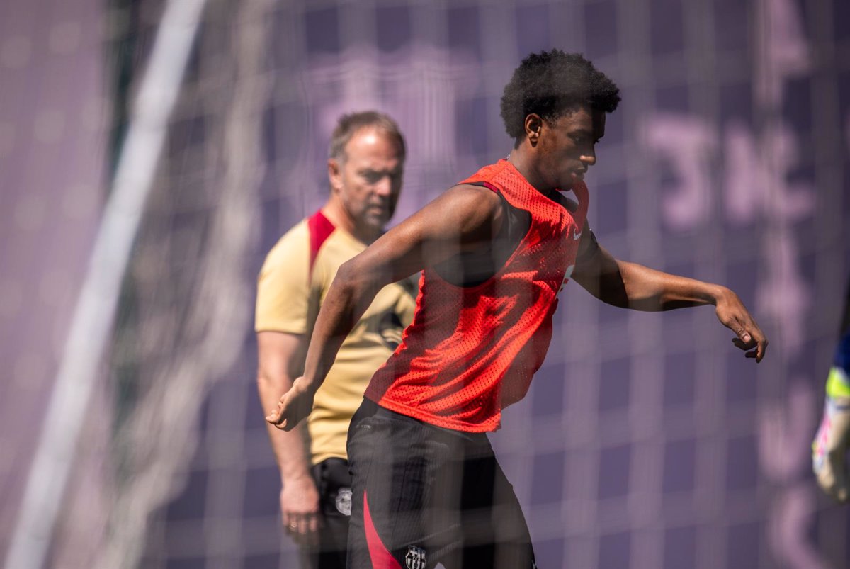 Alejandro Balde ya se entrena con el Barça y se prepara para el Clásico.