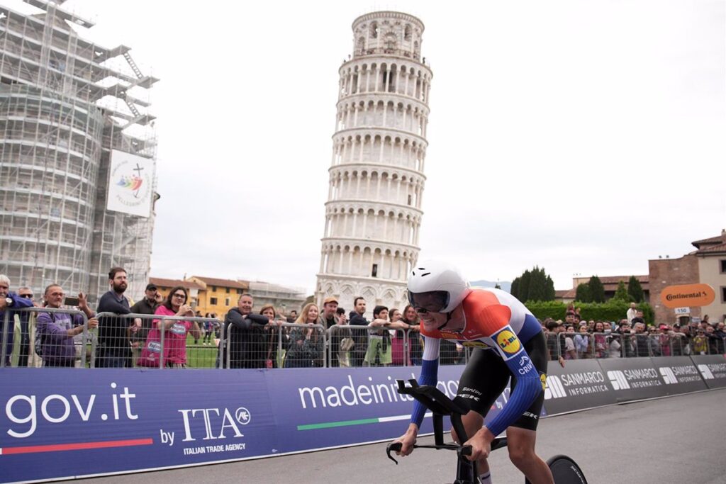 Ayuso supera a Del Toro y Roglic gana terreno en el Giro tras una 'carrera acuática'
