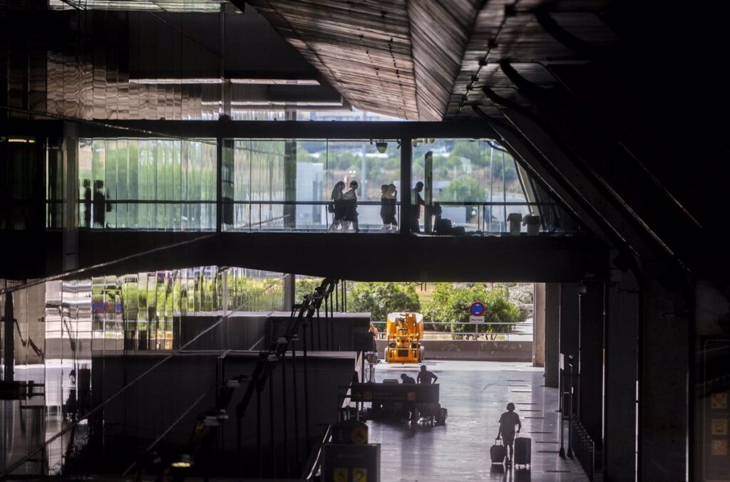 Barajas Genera Conflicto entre Gobierno y Ayuntamiento por el Tratamiento de Personas sin Hogar en sus Instalaciones