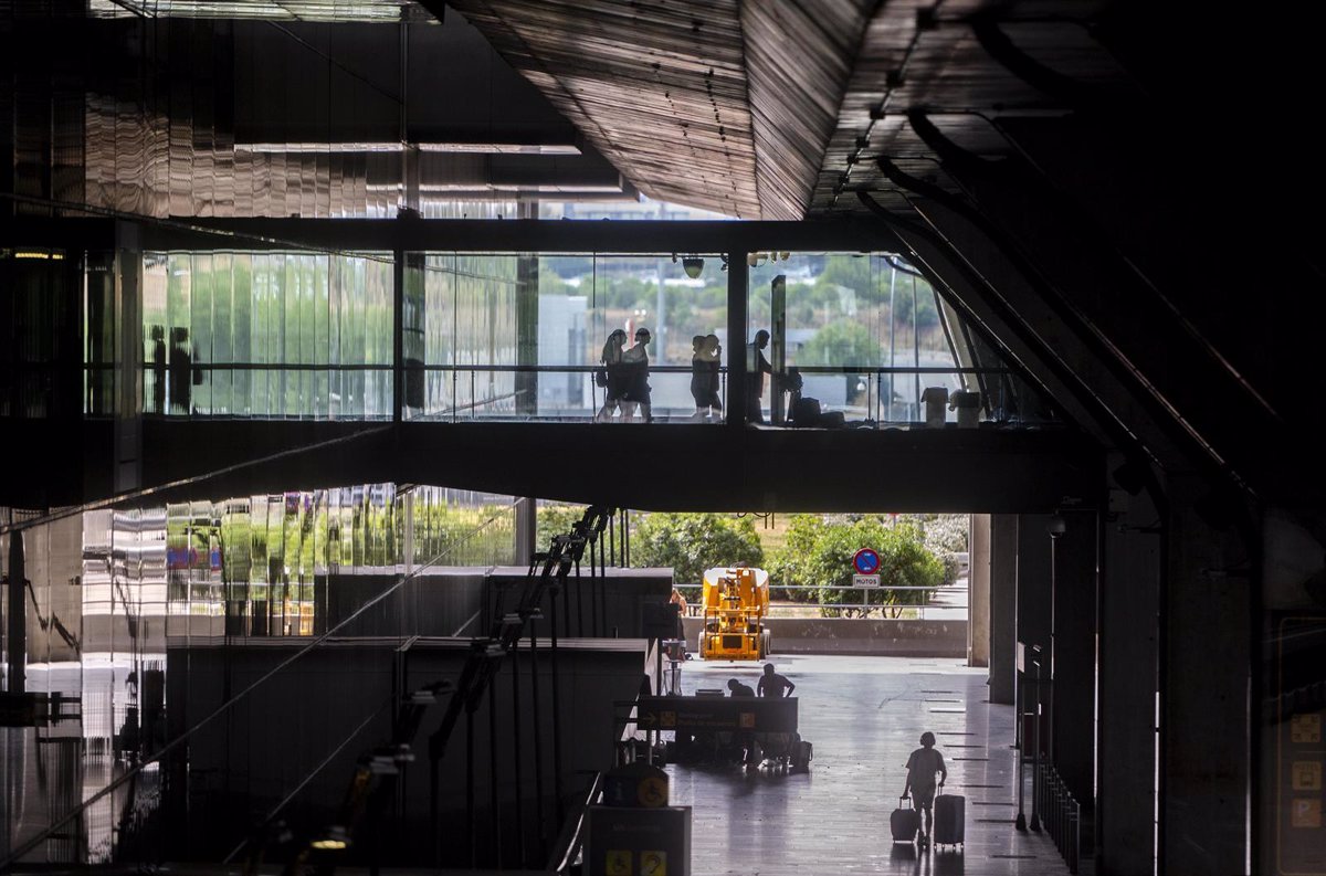 Barajas Genera Conflicto entre Gobierno y Ayuntamiento por el Tratamiento de Personas sin Hogar en sus Instalaciones