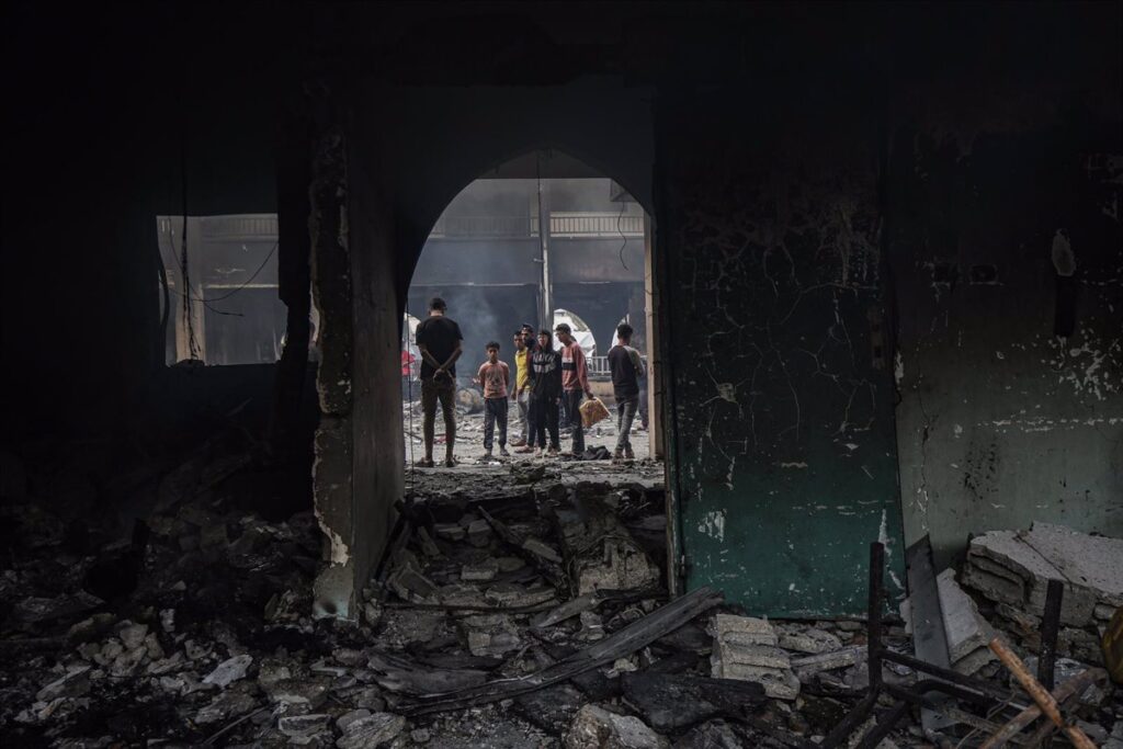 Bombardeo Israelí en Gaza Deja 20 Muertos en Escuela de Desplazados