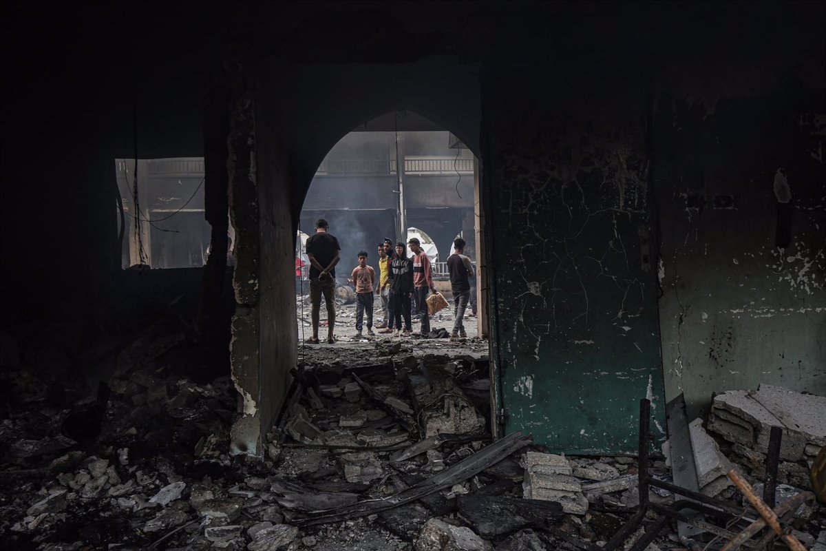 Bombardeo Israelí en Gaza Deja 20 Muertos en Escuela de Desplazados
