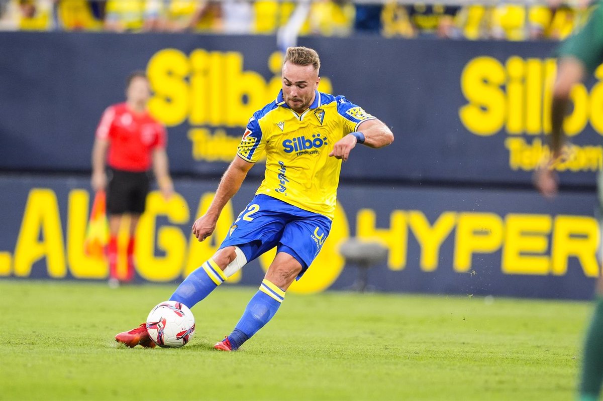Cádiz Supera a Almería en el Descuento, A pesar de que el Rival Quedó con Dos Jugadores Menos