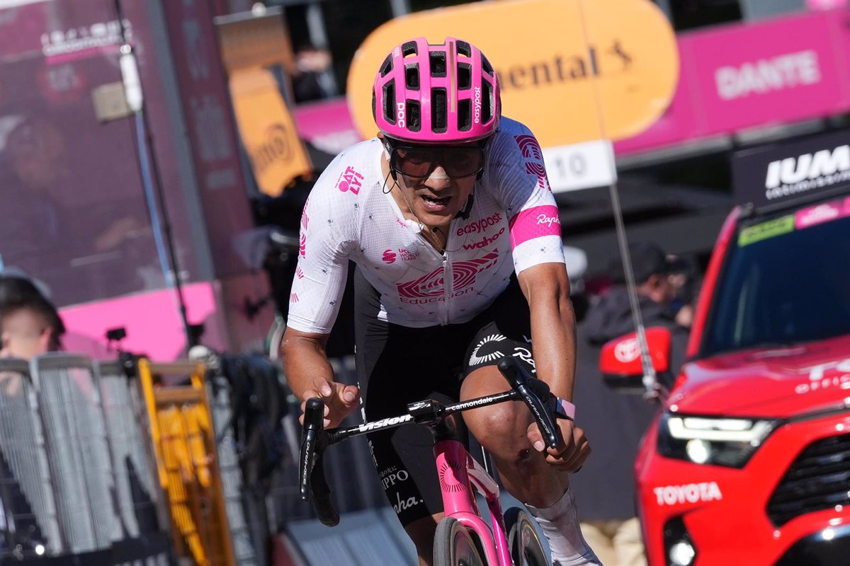 Carapaz sorprende al líder Del Toro en el 'despedida' de Ayuso y Roglic en el Giro