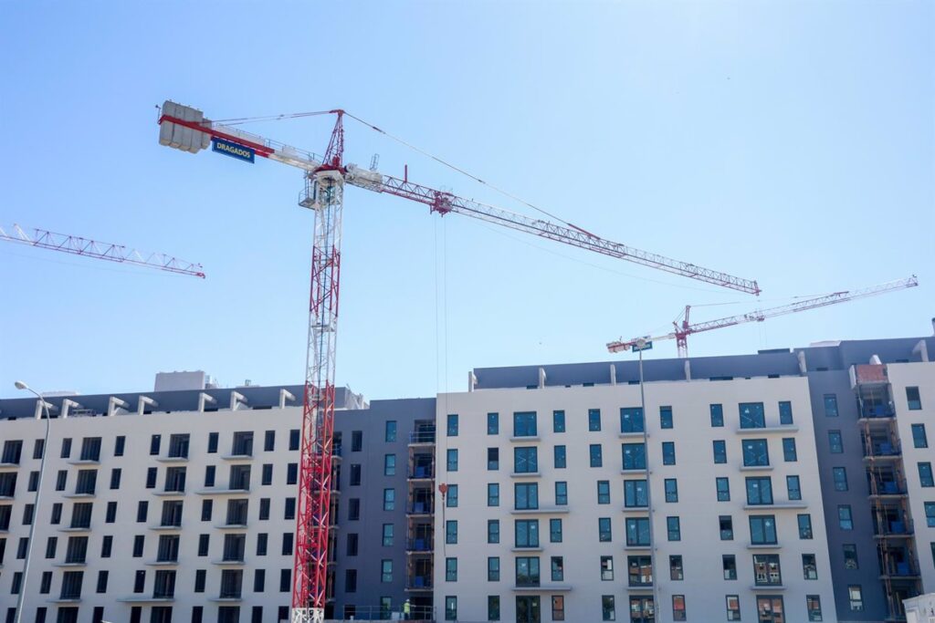 Conflicto entre PSOE y Sumar por la Exención del IRPF para Caseros: La Vivienda en el Centro del Debate