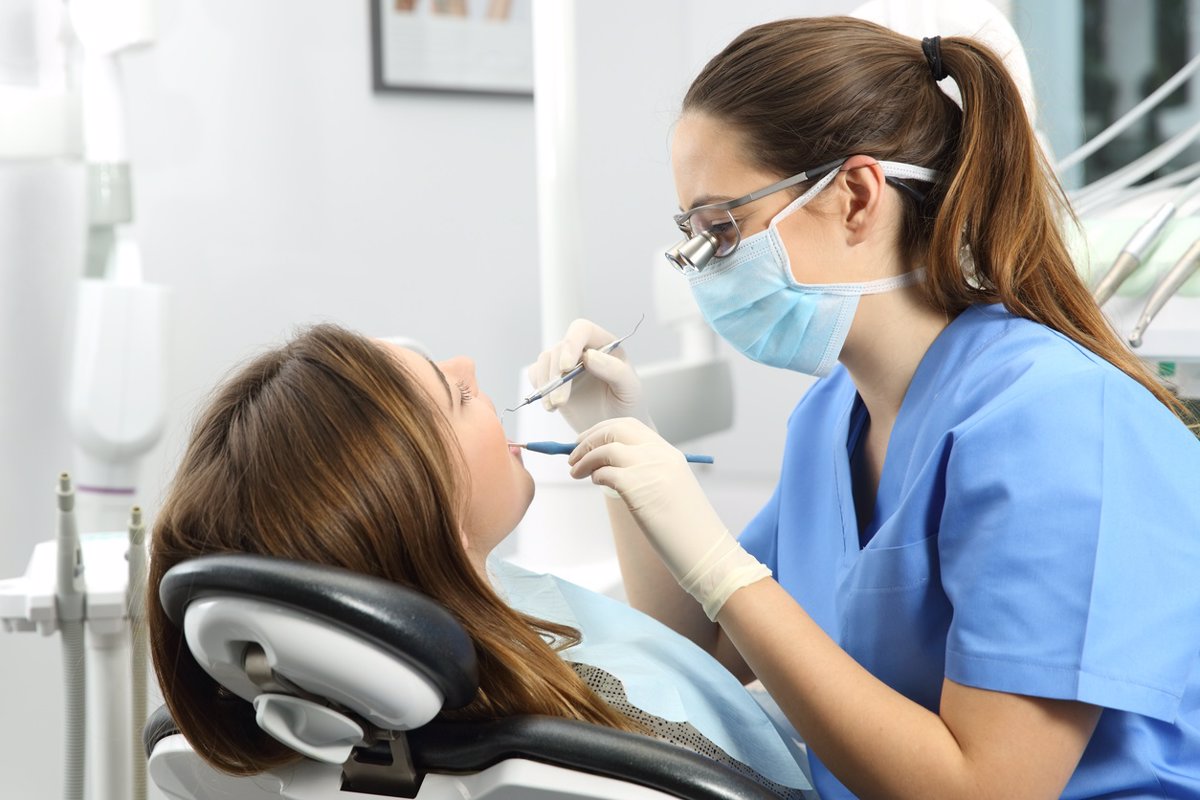 El 68% de los españoles limita sus visitas al dentista por razones económicas.