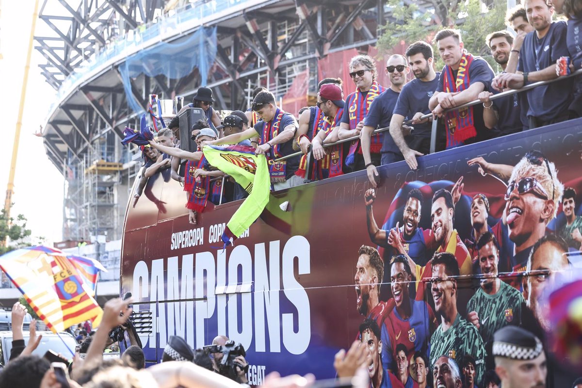 El Barça campeón celebra con una multitud en Barcelona.