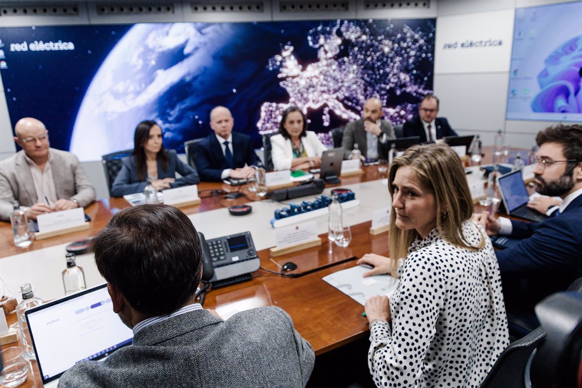 El Gobierno Establece Dos Grupos para Investigar el Apagón: Analizando el Error Técnico y el Ciberataque como Causas