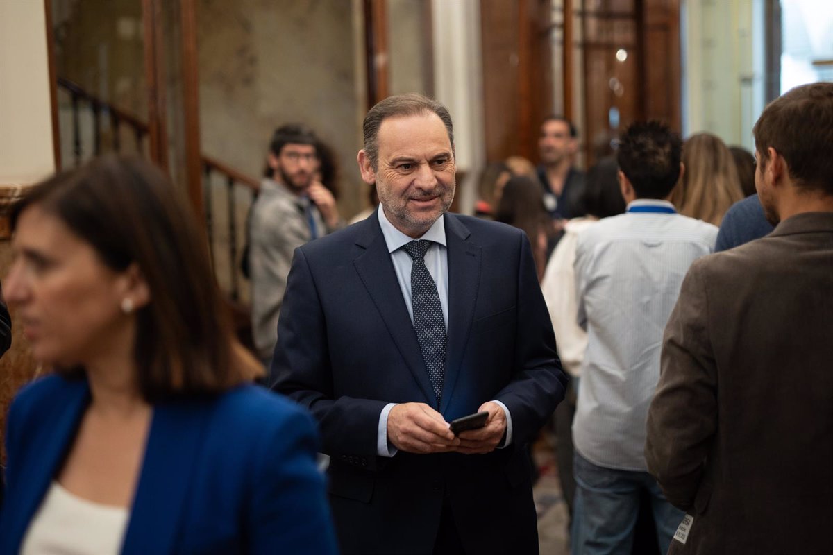 El Gobierno observa el enfado de Ábalos con Sánchez y el PSOE por falta de apoyo, aunque no lo señala como filtrador