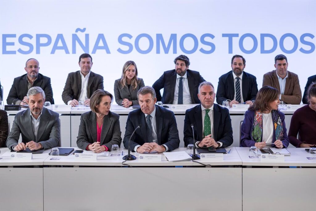 El hermetismo de 'Génova' sobre la posibilidad de que Feijóo adelante el Congreso del PP provoca un intenso debate interno en el partido