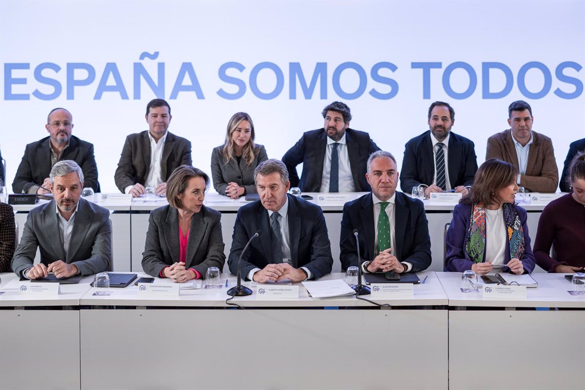 El hermetismo de 'Génova' sobre la posibilidad de que Feijóo adelante el Congreso del PP provoca un intenso debate interno en el partido