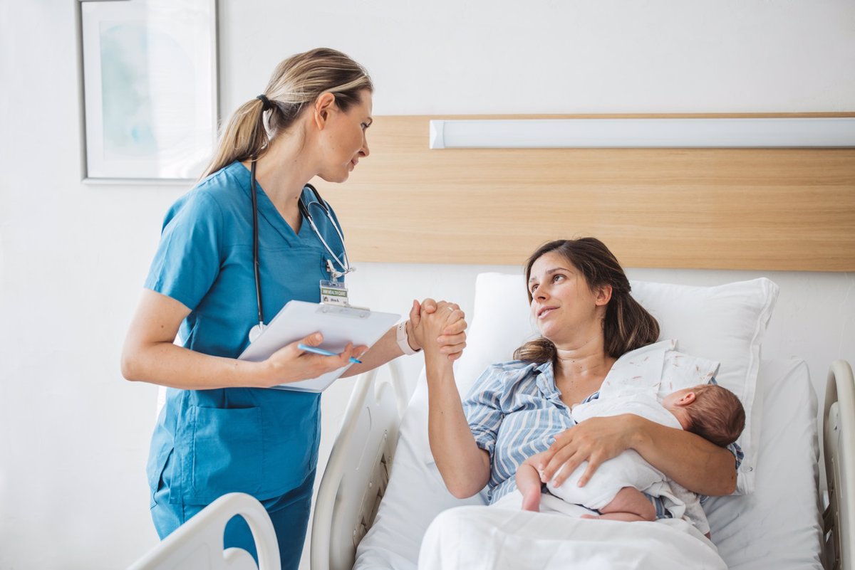 Enfermeras alertan sobre el riesgo para la salud de las mujeres debido a la escasez de matronas en España.
