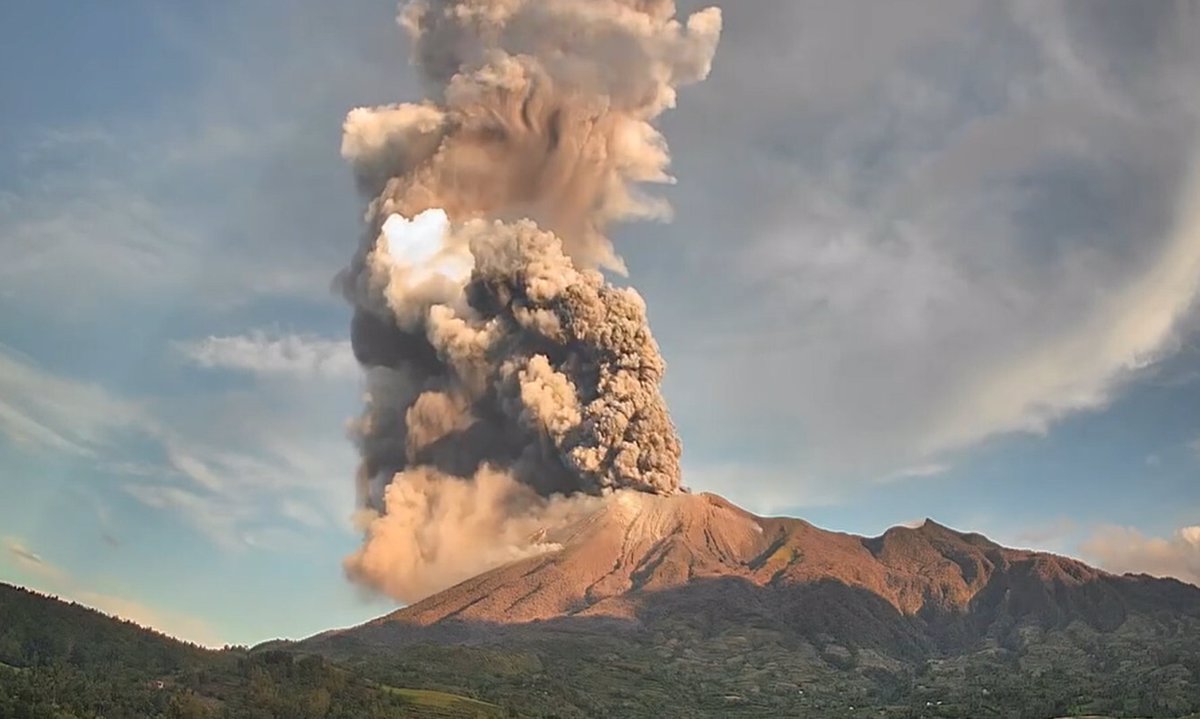 Erupción del volcán Canlaón en Filipinas: columna de cenizas alcanza los 3,000 metros