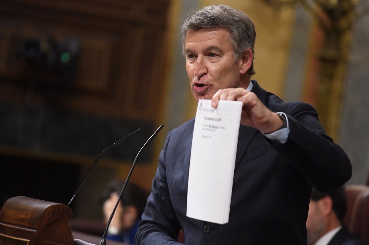 Feijóo Acusa a Sánchez de Bloquear la Fusión BBVA-Sabadell a Través de una Consulta Pública Populista