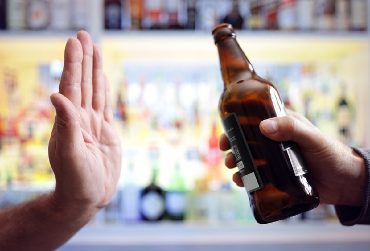 Hasta 25 organizaciones de salud exigen medidas rigurosas contra el alcohol, incluyendo un aumento de impuestos y un etiquetado obligatorio.