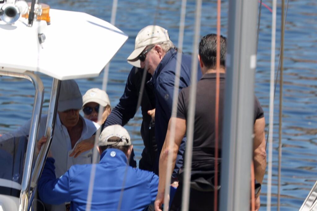 Juan Carlos I Navega en Sanxenxo Tras No Asistir al Acto de Conciliación con Revilla