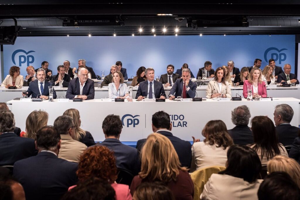 La Ponencia Política del PP: Estrategia Indefinida ante Vox y Política de Pactos Abierta