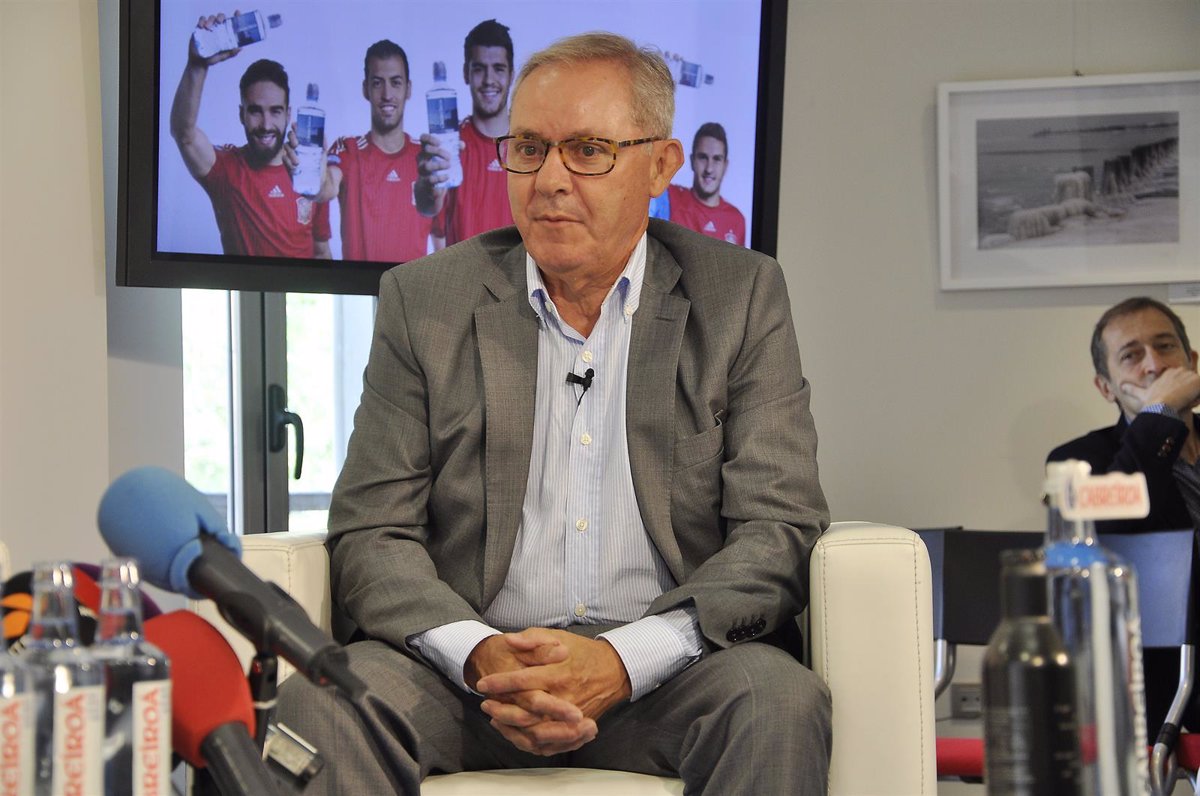 La RFEF premiará a José Ángel de la Casa por su "extraordinaria labor" en el periodismo deportivo.