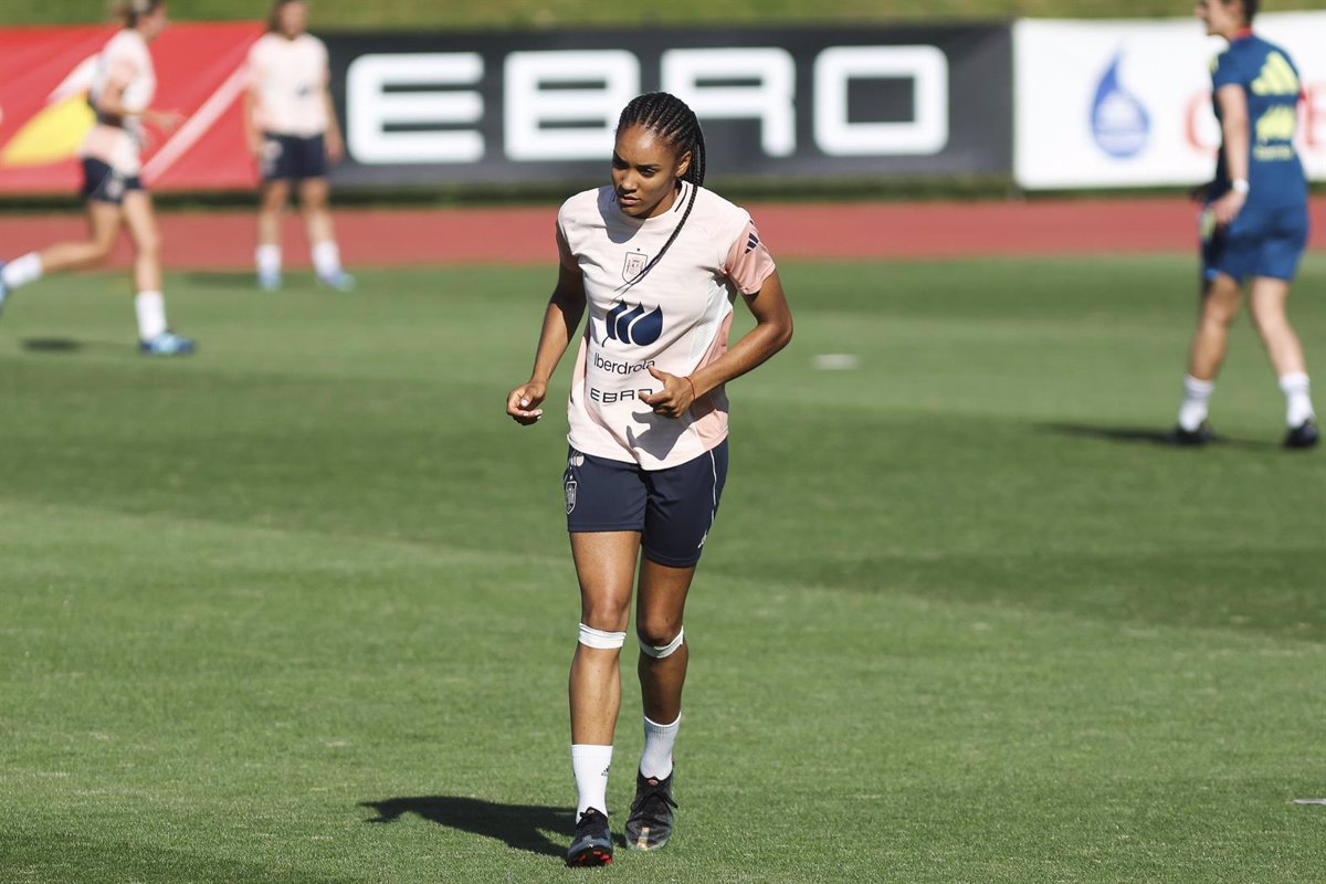 La selección femenina lleva a cabo su segundo entrenamiento en Las Rozas sin las titulares de la Champions.