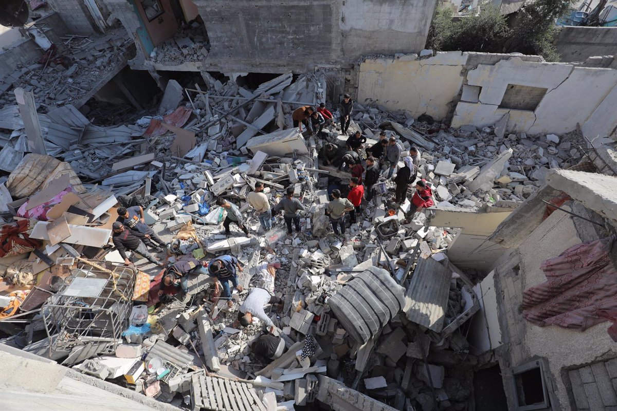 Las autoridades de Gaza condenan la 'horrible masacre' de Israel en una escuela que alberga desplazados