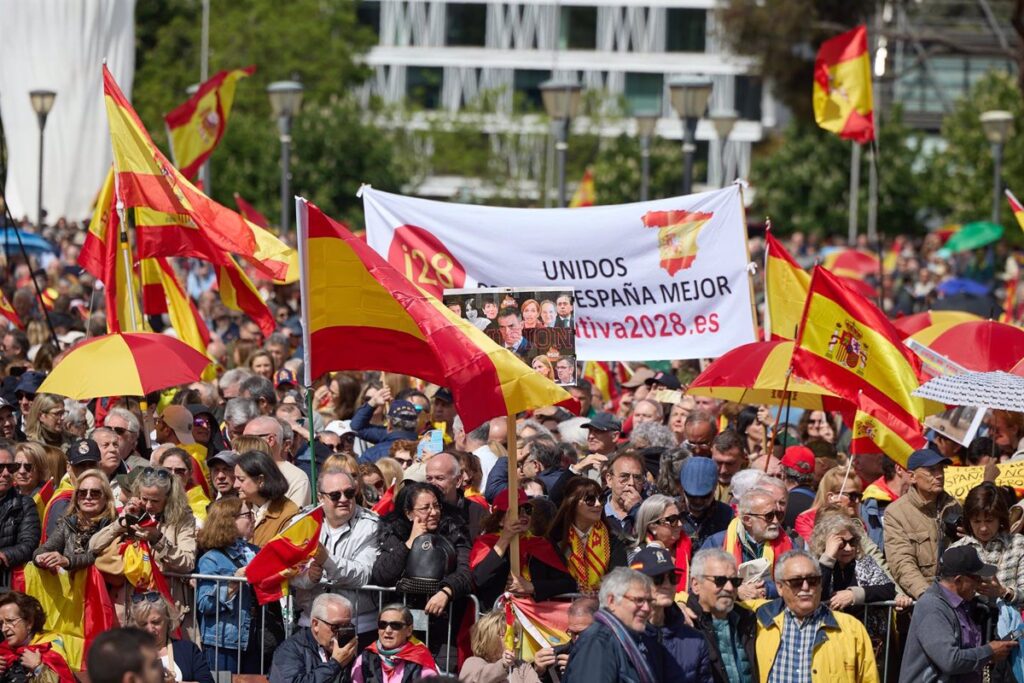 Miles de personas en Madrid piden la dimisión de Sánchez y elecciones anticipadas, apoyados por PP y Vox