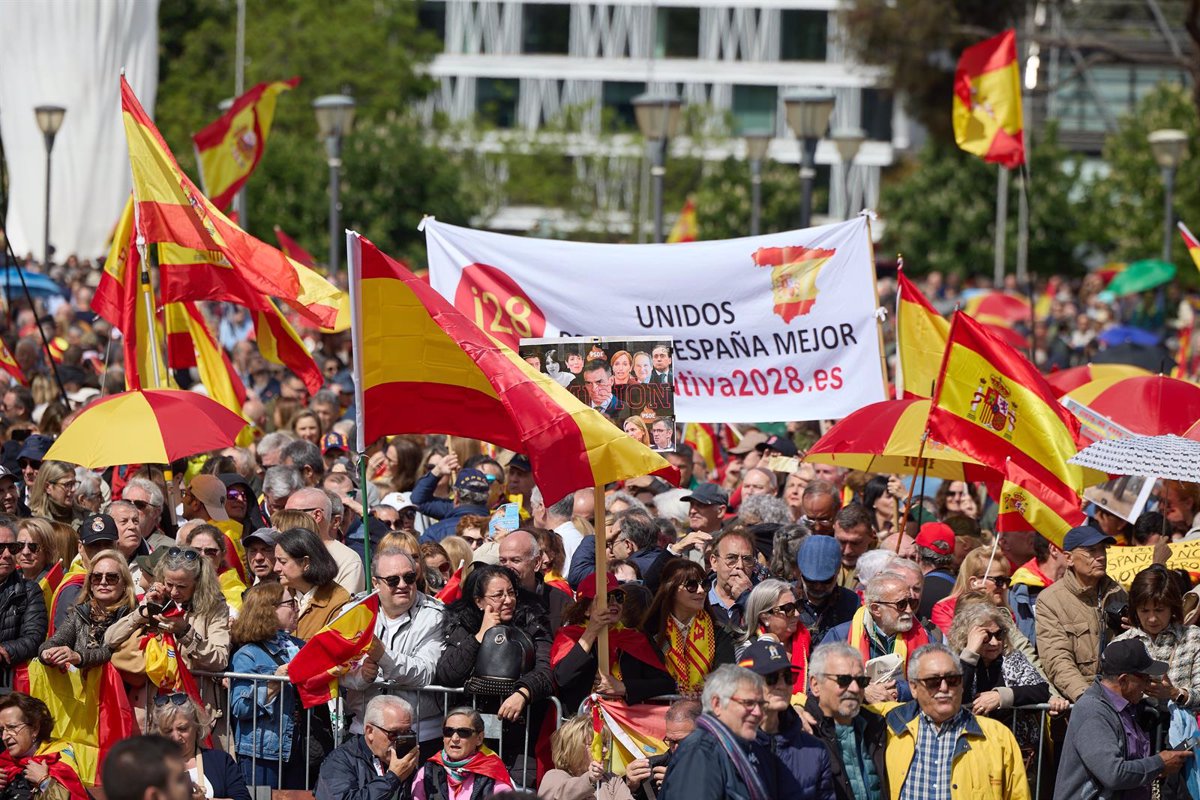 Miles de personas en Madrid piden la dimisión de Sánchez y elecciones anticipadas, apoyados por PP y Vox
