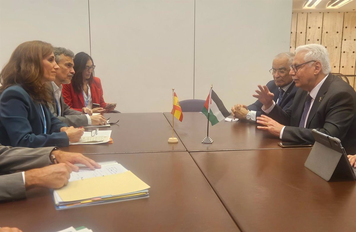Mónica García propone al ministro de Salud palestino el envío de asistencia sanitaria a la Franja de Gaza.