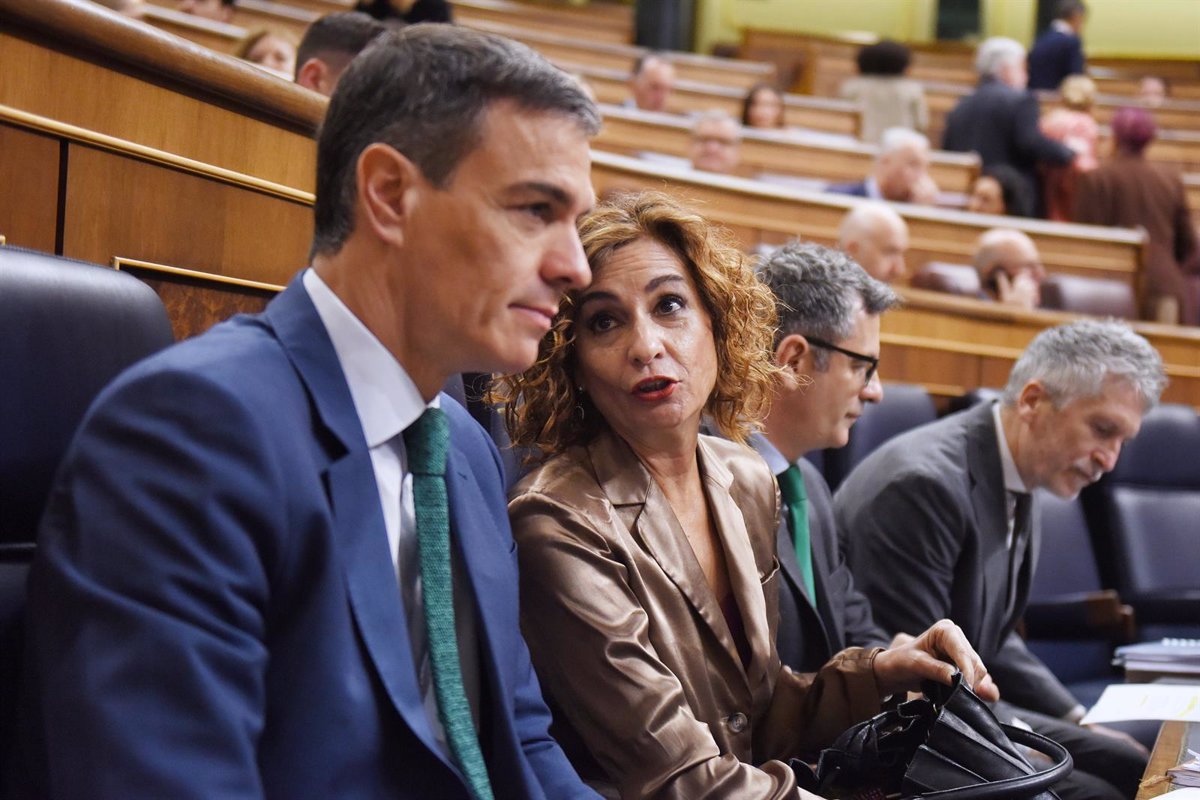 Montero Ignora WhatsApp de Ábalos sobre Rescate de Air Europa y Responde al PP Revelando sus Casos de Corrupción