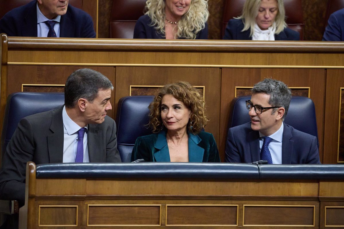 PP y Vox Exigen al Gobierno Claridad sobre Responsabilidades por Escándalos y Número de Imputados que Soportará
