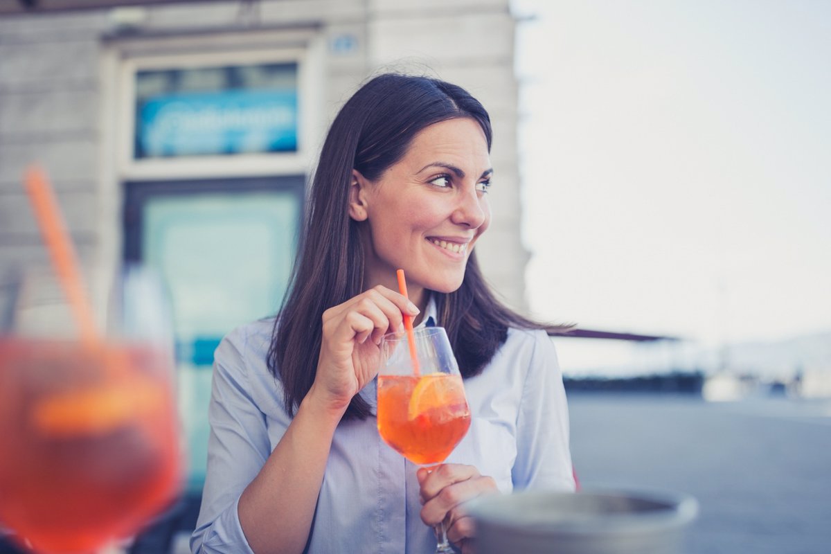 Razones para evitar el alcohol mientras tomas antibióticos: conoce los riesgos asociados.