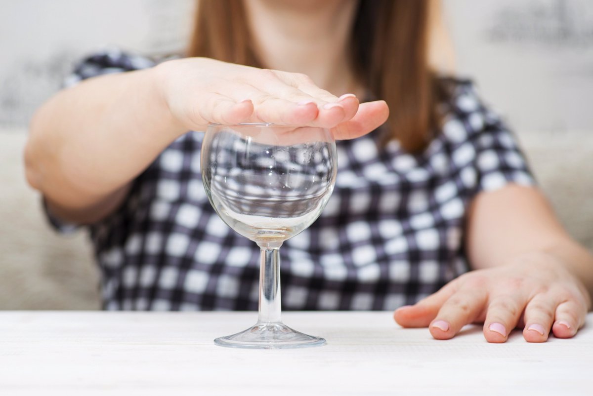 Riesgos de consumir alcohol mientras estamos en tratamiento con antibióticos: ¿por qué es mejor evitarlo?