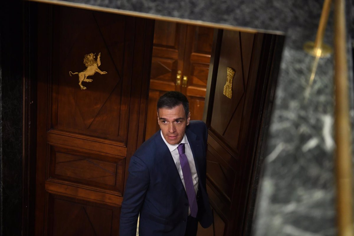 Sánchez acusa a Feijóo de instigar el miedo por el apagón y predice que no será presidente 'porque no sabe'