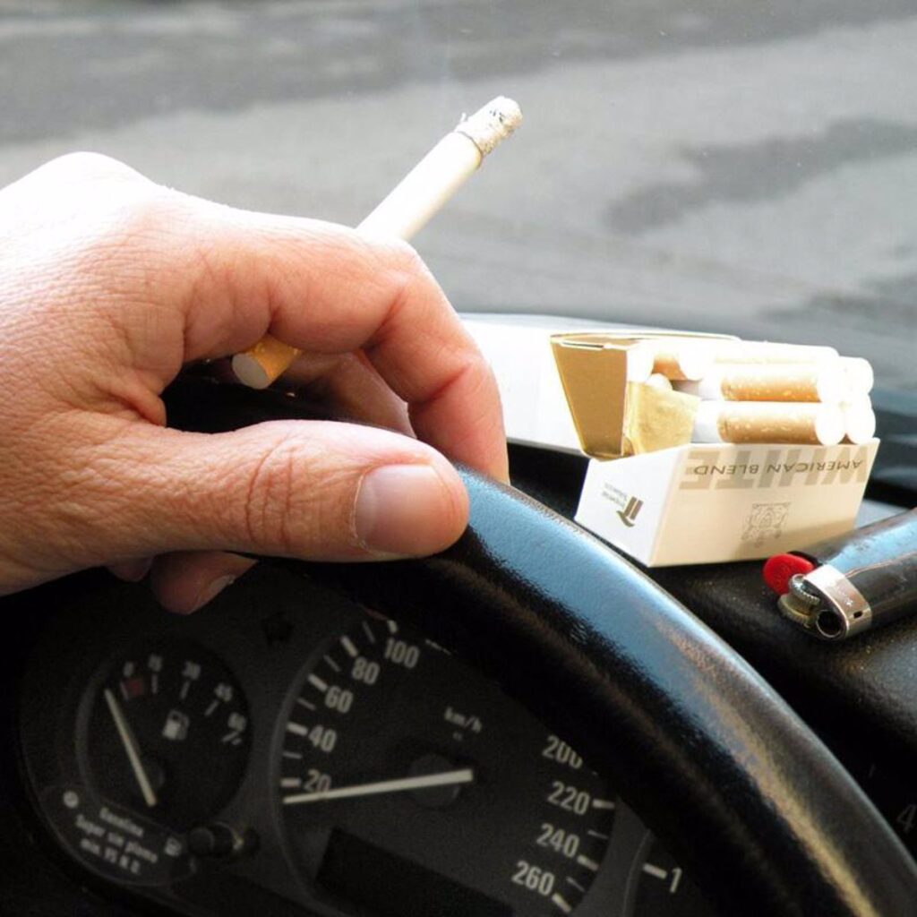 Sanidad prohibirá fumar en vehículos laborales, piscinas públicas, campus y áreas exteriores de salas de fiestas