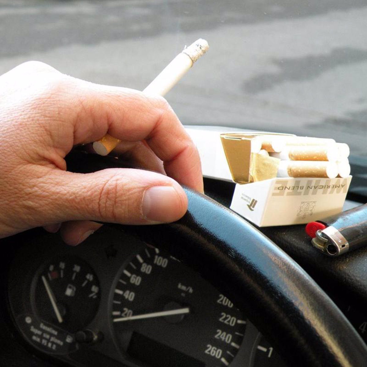 Sanidad prohibirá fumar en vehículos laborales, piscinas públicas, campus y áreas exteriores de salas de fiestas