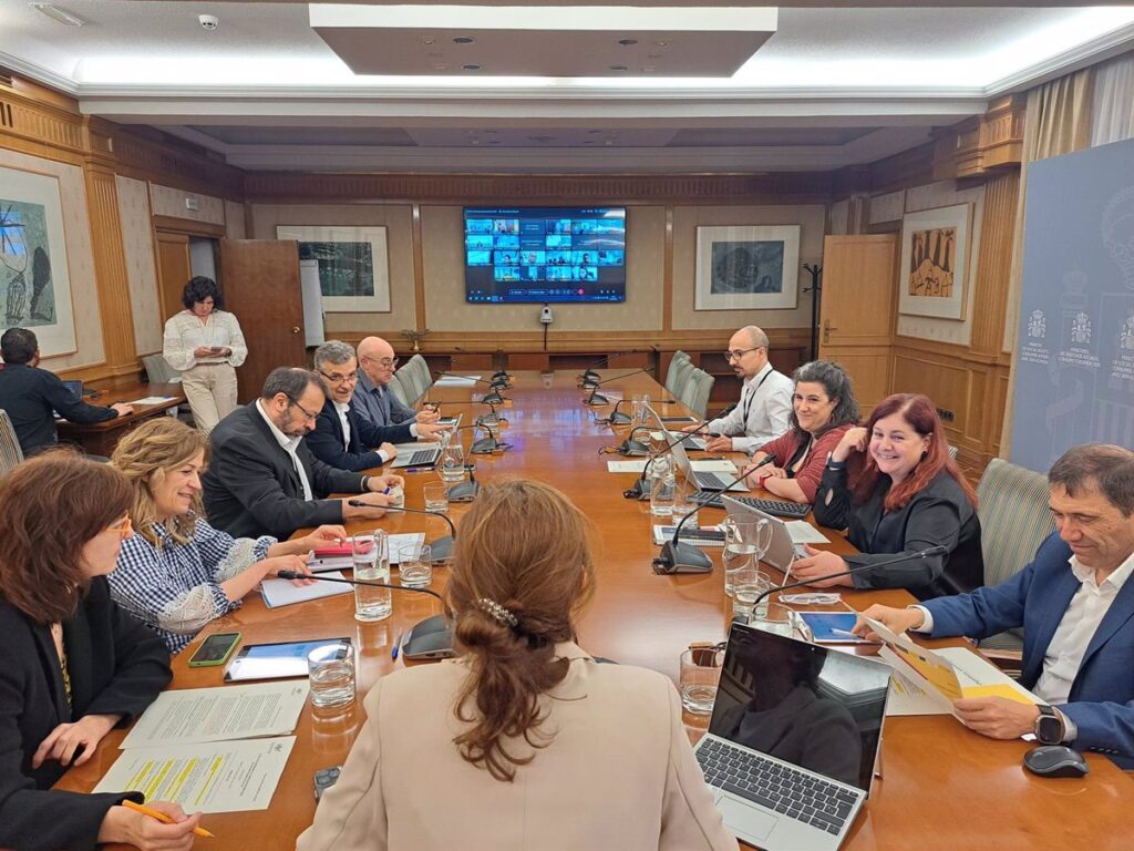 Sanidad y Comunidades Autónomas desarrollarán un plan para fortalecer la resiliencia del SNS frente a interrupciones en suministros esenciales.