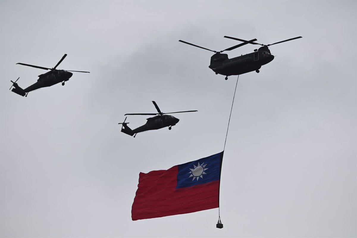 Taiwán Lleva a Cabo Sus Primeras Maniobras Militares con Lanzacohetes HIMARS de EE. UU. y Fuego Real