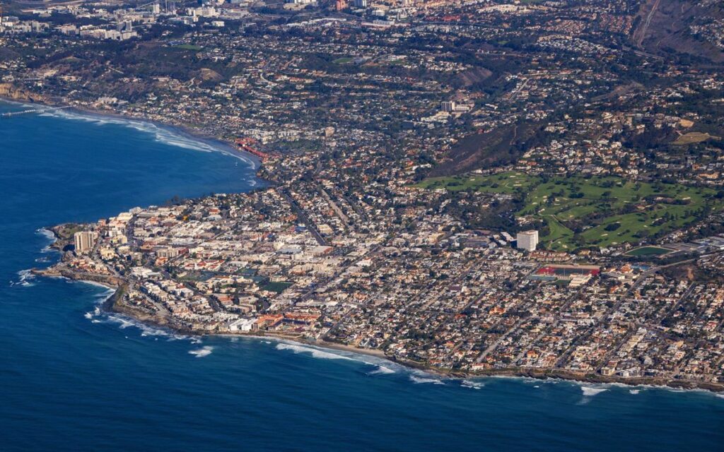 Tragedia en San Diego: Varios muertos tras el accidente de un pequeño avión sobre zona residencial en California