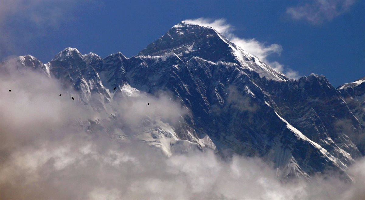 Tragedia en el Everest: Dos Montañistas Pierden la Vida Durante una Expedición