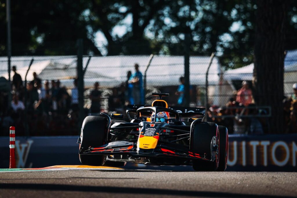 Verstappen reanuda la lucha por el Mundial en Imola; Sainz y Alonso finalizan en octava y undécima posición.