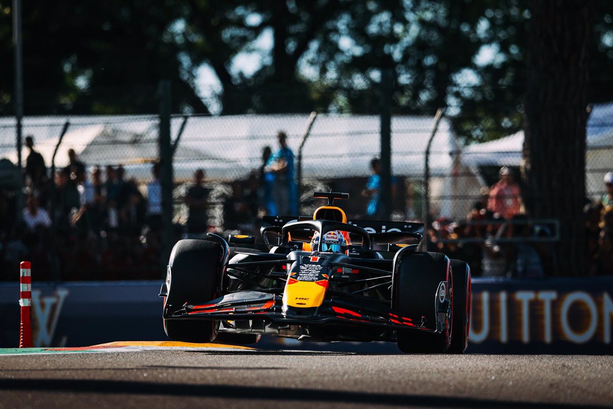 Verstappen reanuda la lucha por el Mundial en Imola; Sainz y Alonso finalizan en octava y undécima posición.