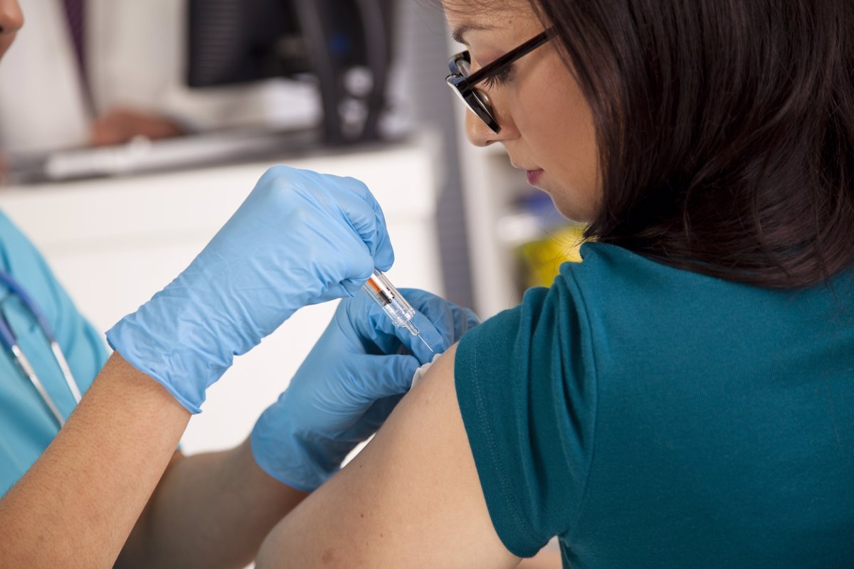 ¿Brazo izquierdo o derecho? La ciencia muestra la importancia del lugar de la vacunación.