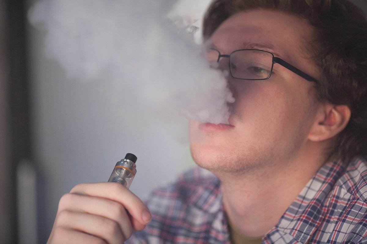 ¿El uso de vapeadores duplica el riesgo de EPOC? Nofumadores exigen el cese de su venta.