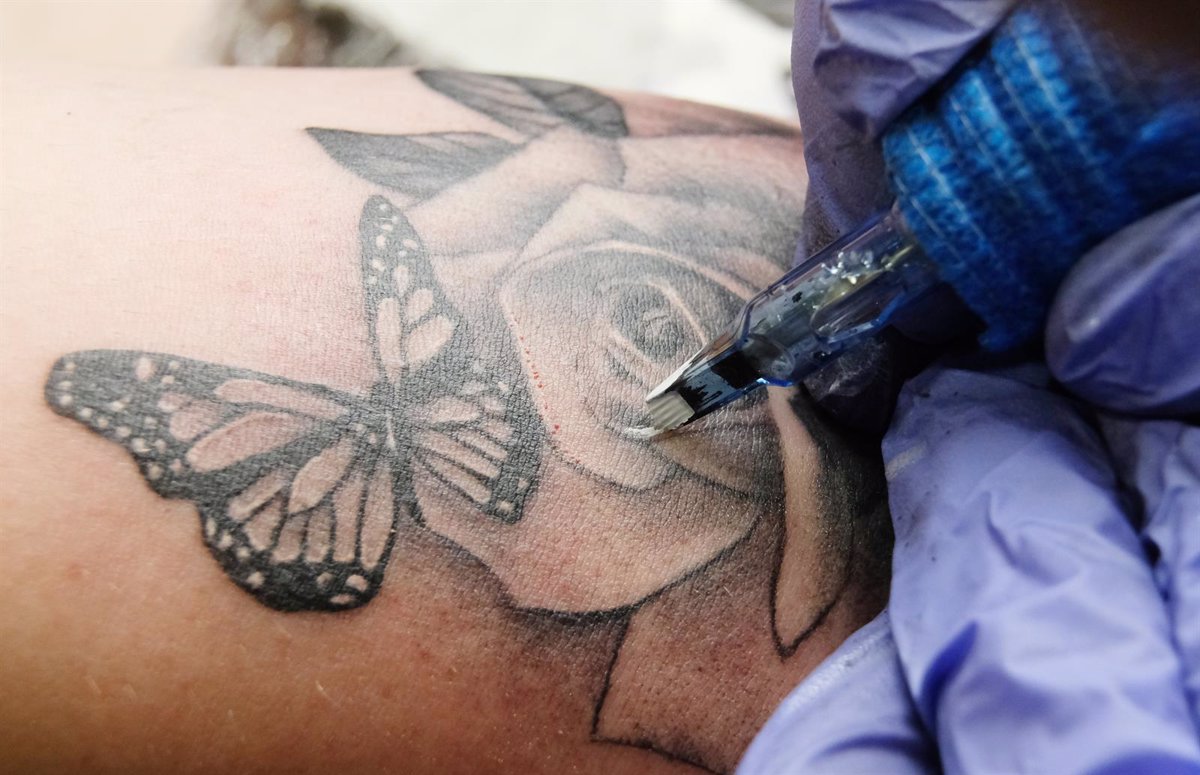 ¿Se puede visitar la playa o piscina con un tatuaje o piercing reciente? Guía práctica para cuidarlos y mostrarlos con confianza.