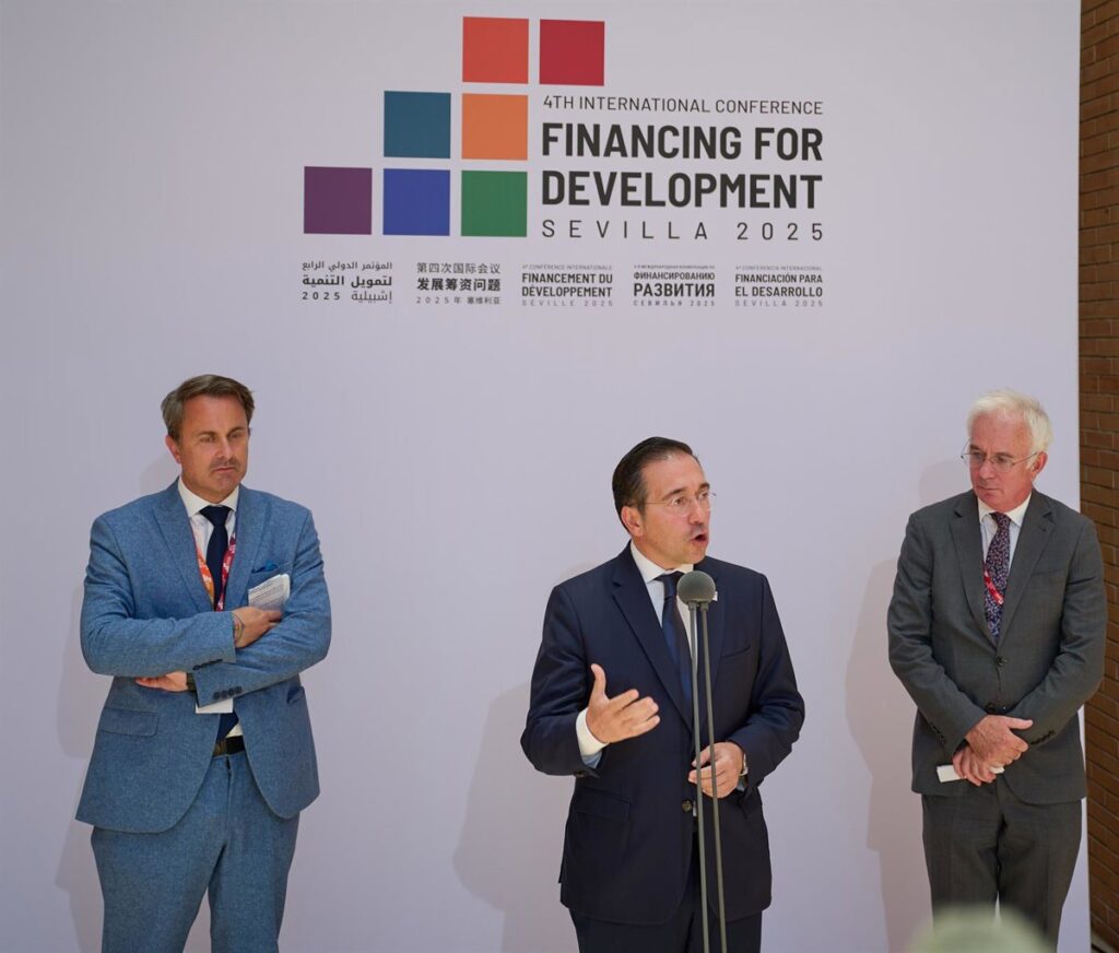Albares resalta el "compromiso" de España con la salud global al incrementar los fondos para combatir el Sida, la malaria y la tuberculosis.