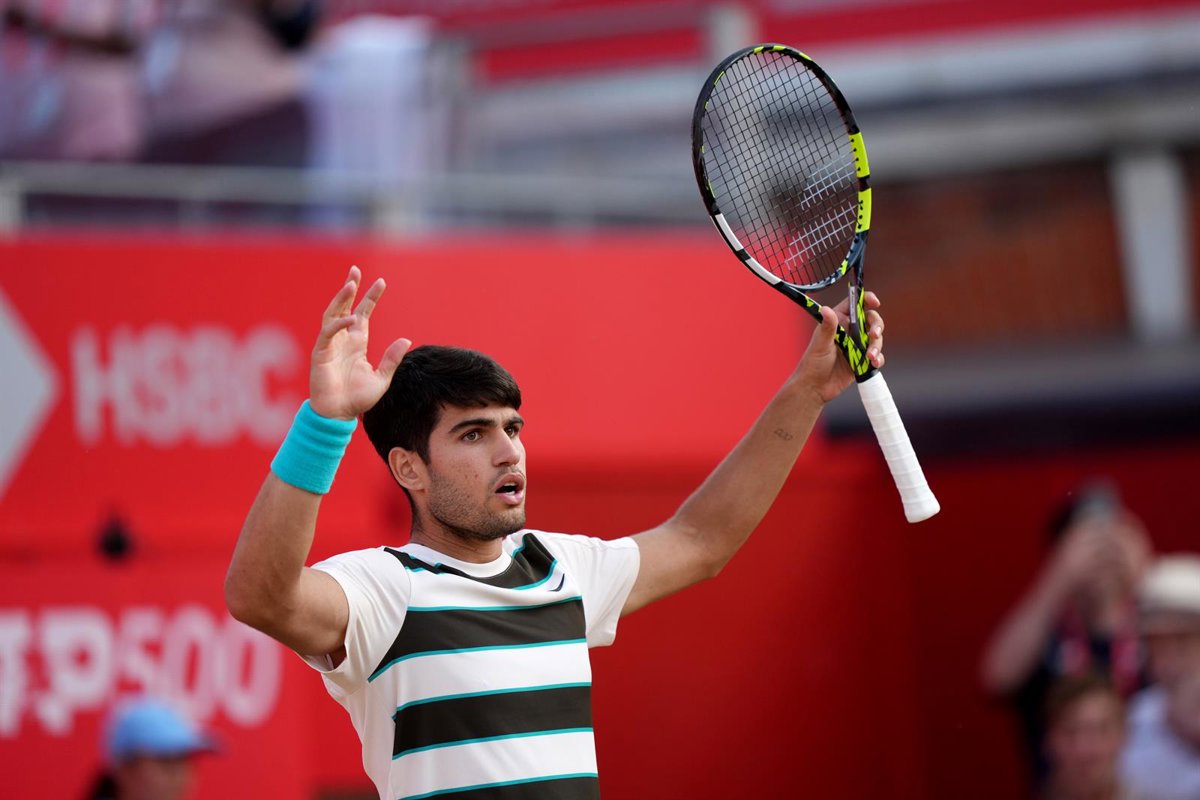 Alcaraz avanza rápidamente a las semifinales de Queen's.