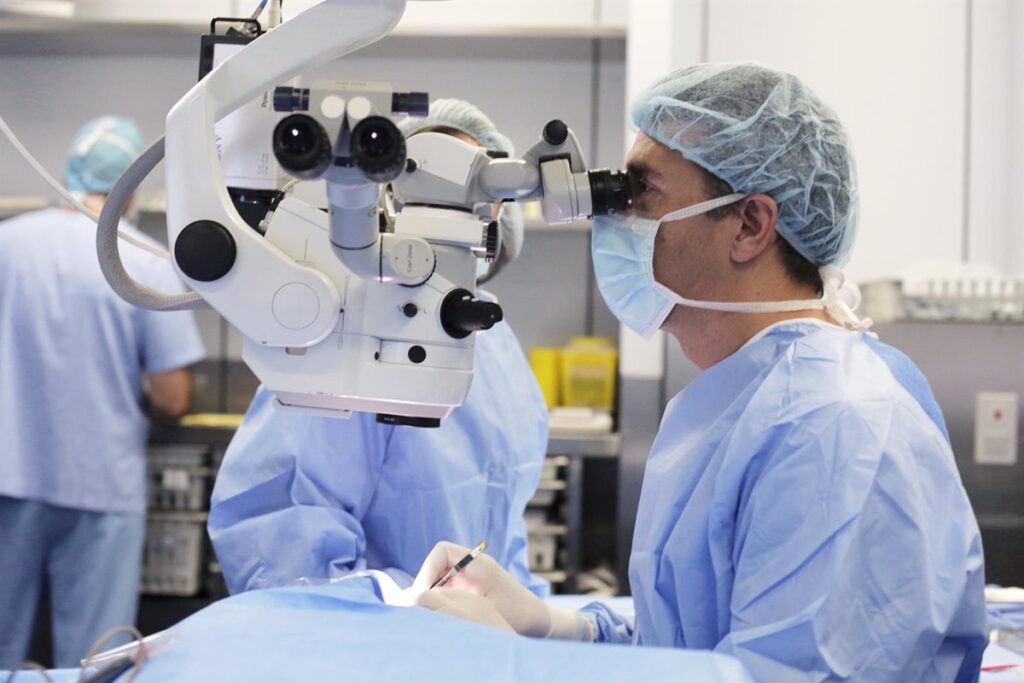 Algunos pacientes de cierta edad pueden seguir requiriendo gafas.